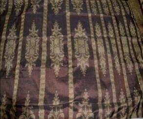 Kain sutra bermotif Balo Batu Nisan